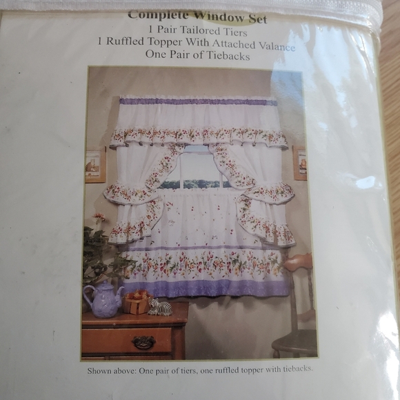 Very Berry complete window set tailored tiers ruffled‎ topper w/valance tieback - Picture 6 of 7